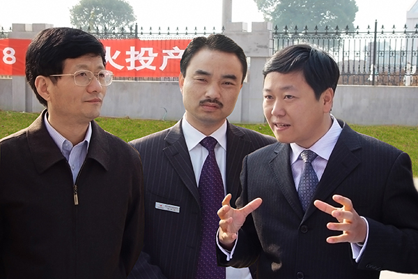 2004年12月，时任江西省委书记孟建柱（左一）视察高安8040威尼斯，批示加快项目建设，为江西水泥行业结构调整作出贡献