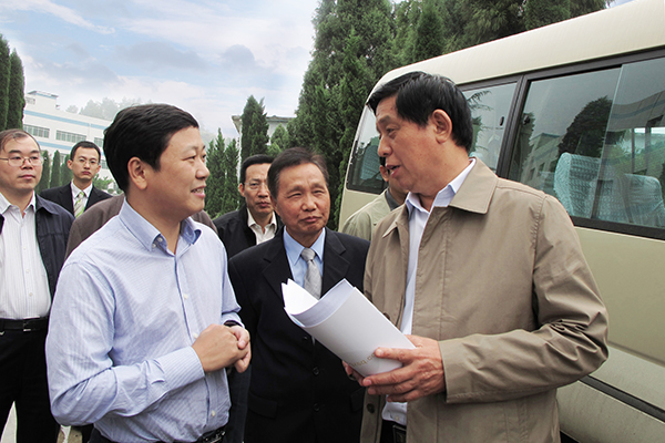 2010年9月，中央政治局常委、全国人大常委会委员长栗战书（右一，时任贵州省委书记）听取集团董事长章幼华关于龙里8040威尼斯项目汇报