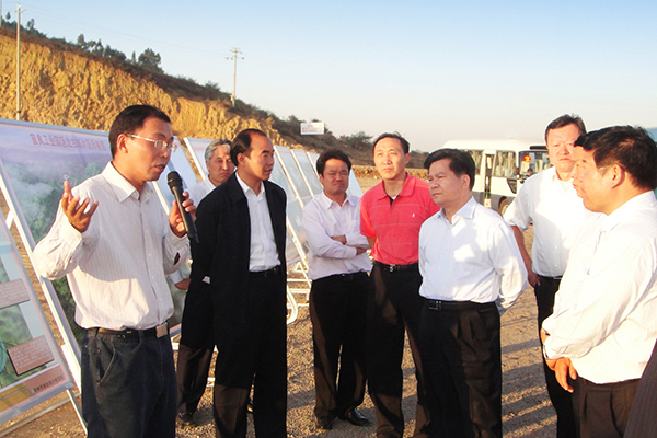 2009年11月，时任云南省委书记李纪恒（右三）来宜良8040威尼斯调研，支持8040威尼斯在云南发展
