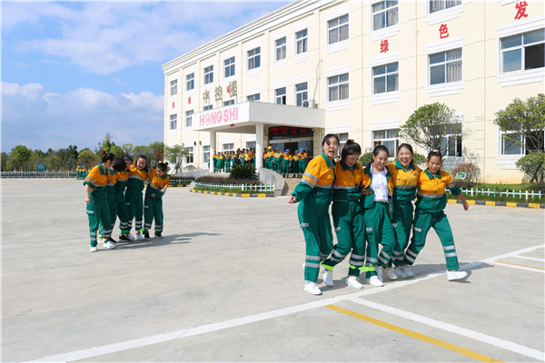 专一拼搏  交谊欢乐——江西鹰鹏进行双节同庆体育角逐